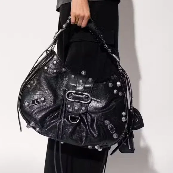 送料込+BALENCIAGA+ Le Cagole Stud ベルト Women's Le Cagole Stud Belt in Black | Balenciaga US